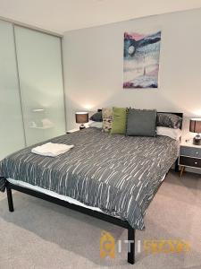 a bedroom with a large bed in a room at Splendid 2bd 1bth 1csp Apt - Superb CBD Location in Canberra
