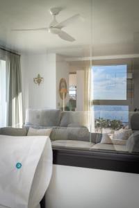 - un salon avec un canapé et une vue sur l'océan dans l'établissement MARBELLA BANUS SUITES - Marbella Centre Sea Views Suite Apartment, à Marbella