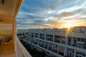 - un balcon offrant une vue sur le coucher du soleil dans l'établissement MARBELLA BANUS SUITES - Marbella Centre Sea Views Suite Apartment, à Marbella