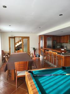 sala de estar con mesa de billar y cocina en Casa Do São Brás, en Vieira do Minho