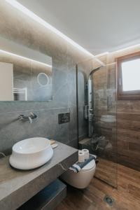 W łazience znajduje się toaleta, umywalka i prysznic. w obiekcie Anerada Hotel w Kalawricie