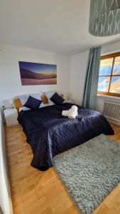 1 dormitorio con 1 cama grande y 1 alfombra en Appartement Schwindelfrei en Niederndorferberg