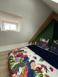 - une chambre avec un lit dans une pièce dotée d'une fenêtre dans l'établissement Les Toits d'Austerlitz, à Strasbourg