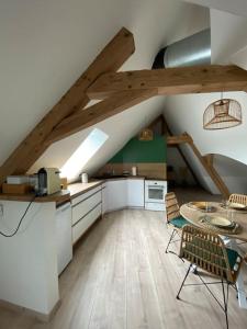 - une cuisine avec une table et des chaises dans la chambre dans l'établissement Les Toits d'Austerlitz, à Strasbourg