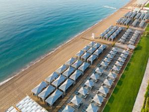 una vista aerea di una spiaggia con fila di ombrelloni di Rixos Premium Tekirova - The Land of Legends Access a Tekirova