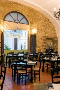 A restaurant or other place to eat at Hotel Tugasa Convento San Francisco