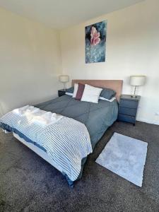 Postel nebo postele na pokoji v ubytování Spacious & High in the Skyplaza - 1bd 1bth Apt