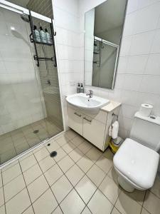 Koupelna v ubytování Spacious & High in the Skyplaza - 1bd 1bth Apt + 5 fotografií