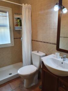bagno con servizi igienici bianchi e lavandino di Casa rural en Padul entre Sierra Nevada y la Costa a Granada
