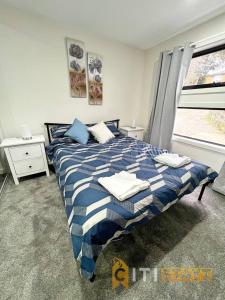 Postel nebo postele na pokoji v ubytování Lavish in Lyons - 3bd 2bth Spacious & Modern Home