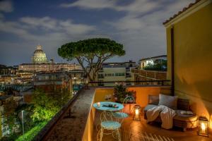 Fragrance Hotel St. Peter في روما: بلكونه مع طاوله وكراسي واطلاله على مدينه