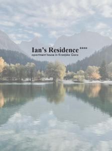 Ian's Residence في كراجسكا غورا: اطلالة على بحيرة فيها جبال في الخلفية
