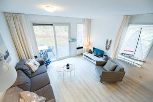 sala de estar con sofá y mesa en Amelander Kaap appartement 1, en Hollum