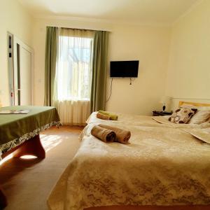 Postel nebo postele na pokoji v ubytování Sunhome Stepanavan Guest House