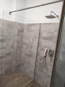 y baño con ducha y puerta de cristal. en Ubytování U Giordanů, en Slavonice