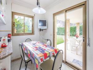 Televízia a/alebo spoločenská miestnosť v ubytovaní Holiday Home in Spain with Private Pool