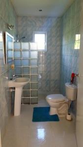 a bathroom with a toilet and a sink at Casa Aichi in Willemstad