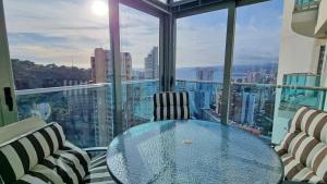 Balkón alebo terasa v ubytovaní Skyline 14 Large and sunny all-day balcony with stunning sea views