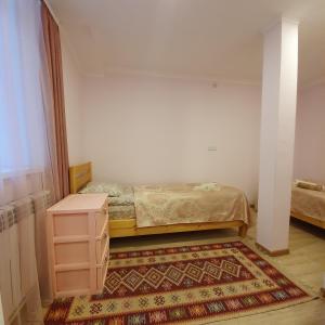 Postel nebo postele na pokoji v ubytování Sunhome Stepanavan Guest House