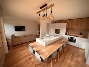 Televízia a/alebo spoločenská miestnosť v ubytovaní Appartement spacieux et lumineux à Font Romeu