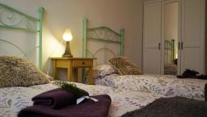 una camera da letto con due letti e una lampada su un tavolo di Apartamento Estelas de Cantabria a Los Corrales de Buelna