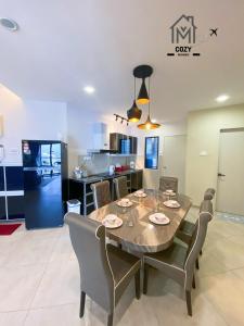 a dining room and kitchen with a table and chairs at Atlantis Premium 3BDR 4-12pax/5 min to jonker/town in Melaka