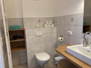 La salle de bains est pourvue de toilettes et d'un lavabo. dans l'établissement Ferienwohnung MINA - Rattendorf, à Jenig