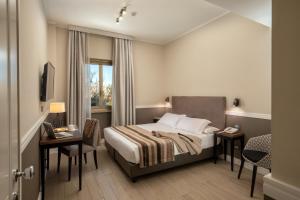 Fragrance Hotel St. Peter في روما: غرفه فندقيه بسرير ونافذه