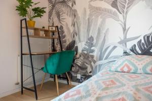 安納馬斯的住宿－Green Cocon - GARE Annemasse à 3min-GENEVE accès direct，一间卧室配有一张床和一把绿色椅子