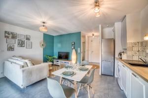 een keuken en een woonkamer met een tafel en stoelen bij Green Cocon - GARE Annemasse à 3min-GENEVE accès direct in Annemasse