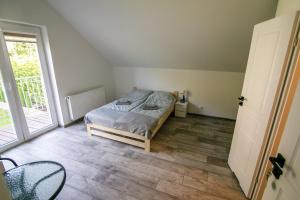 Łóżko lub łóżka w pokoju w obiekcie Leśny zakątek