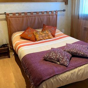 - un lit avec des oreillers dans l'établissement El Rinconcillo - centro histórico de Toledo, à Tolède