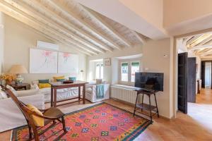 A television and/or entertainment centre at Ohliving La Judería