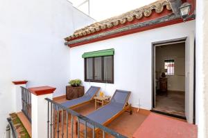 A seating area at Ohliving La Judería
