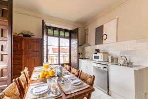 A kitchen or kitchenette at Ohliving La Judería