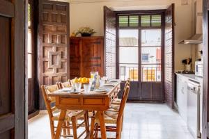 A kitchen or kitchenette at Ohliving La Judería