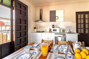 A kitchen or kitchenette at Ohliving La Judería