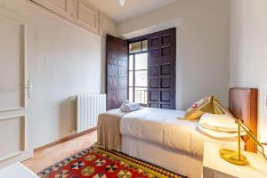 A bed or beds in a room at Ohliving La Judería