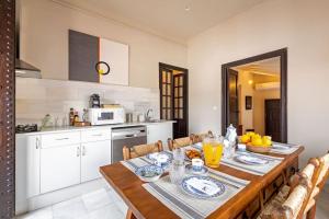 A kitchen or kitchenette at Ohliving La Judería