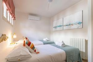 A bed or beds in a room at Ohliving La Judería