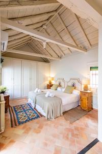 A bed or beds in a room at Ohliving La Judería
