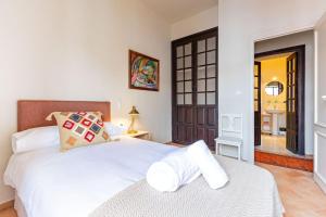 A bed or beds in a room at Ohliving La Judería