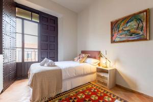 A bed or beds in a room at Ohliving La Judería