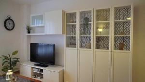 un armadio bianco con TV in camera di Apartamento Estelas de Cantabria a Los Corrales de Buelna Altre 12 foto