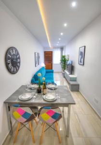 ein Esszimmer mit einem Tisch mit Stühlen und einem Sofa in der Unterkunft Modern and bright 2bedroom with terrace SARD1-1 in St Julian's
