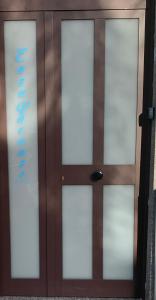 una porta in legno con un cartello di benvenuto di Enza Vacanze a Santa Maria di Castellabate