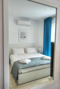 Schlafzimmer mit einem Bett und einem Spiegel in der Unterkunft Modern and bright 2bedroom with terrace SARD1-1 in St Julian's