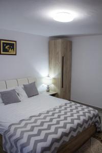 Ένα ή περισσότερα κρεβάτια σε δωμάτιο στο Casa Cu Vie