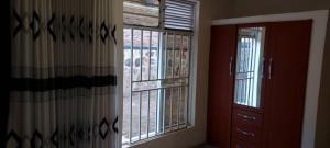 una stanza con una porta e una finestra e una porta di TERRANOVAH APARTMENT a Nyagatare