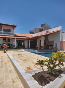 une villa avec une piscine et une maison dans l'établissement Casa PatachAmar, à Porto de Pedras